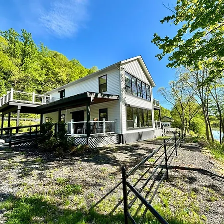 Saugerties Modern Charm With Creekside Access And Views Villa